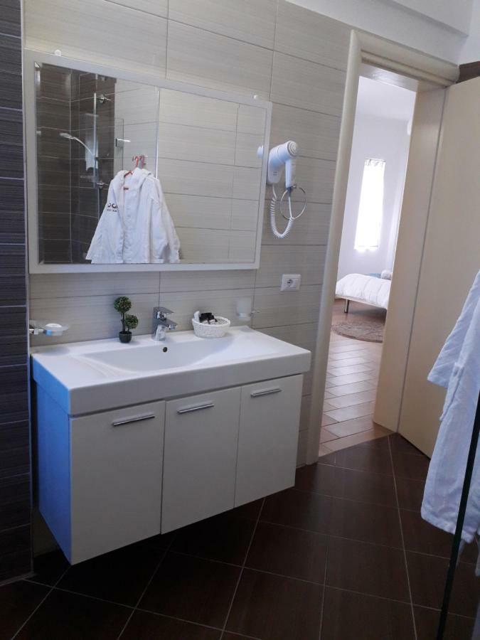 Aler Holiday Inn Sarandë Quarto foto