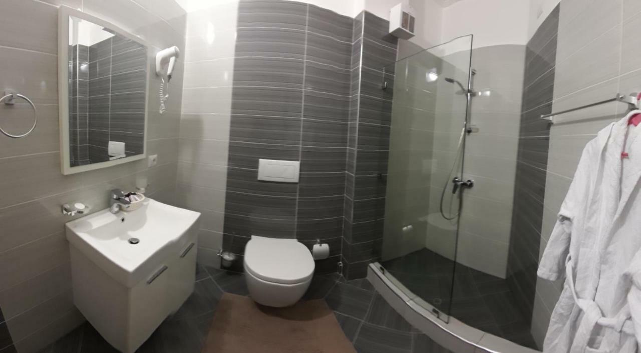 Aler Holiday Inn Sarandë Quarto foto