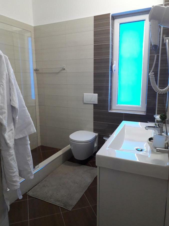 Aler Holiday Inn Sarandë Quarto foto