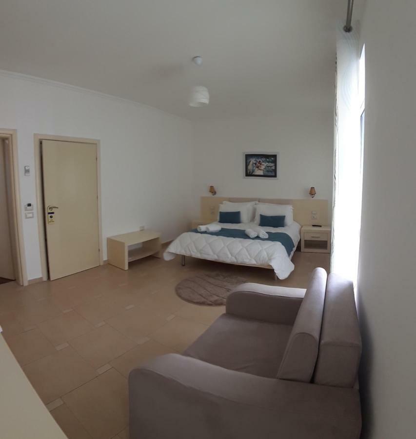 Aler Holiday Inn Sarandë Quarto foto